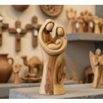 Vista frontale della statua della Sacra Famiglia in legno d'olivo che mostra l'autentico artigianato di Betlemme